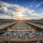 ¿Por qué no funciona el ferrocarril como transporte internacional en las operaciones logísticas?